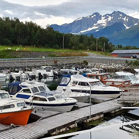 9 Person In Hundeidvik-by Traum * Hundeidvik