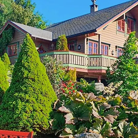 Four-bedroom In Dom wakacyjny Hundeidvik