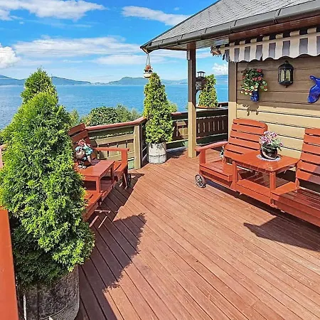 Four-bedroom In Dom wakacyjny *