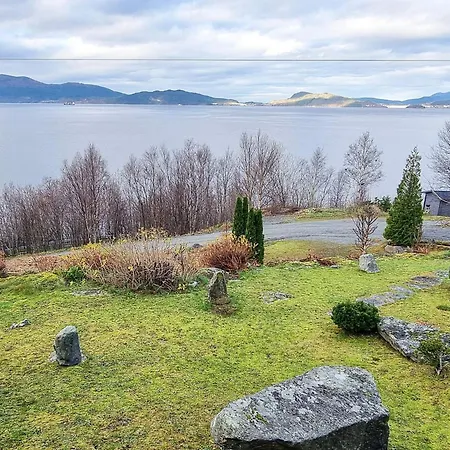 9 Person In Hundeidvik-by Traum * Hundeidvik