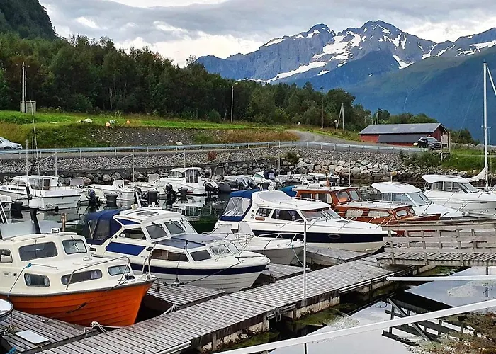 9 Person In Hundeidvik-by Traum * Hundeidvik