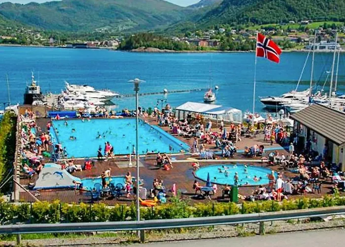 9 Person In Hundeidvik-by Traum بيت للعطل *