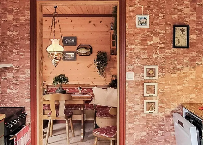 9 Person In Hundeidvik-by Traum * Hundeidvik