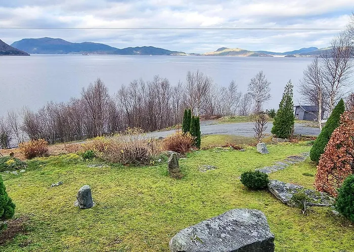 9 Person In Hundeidvik-by Traum * Hundeidvik